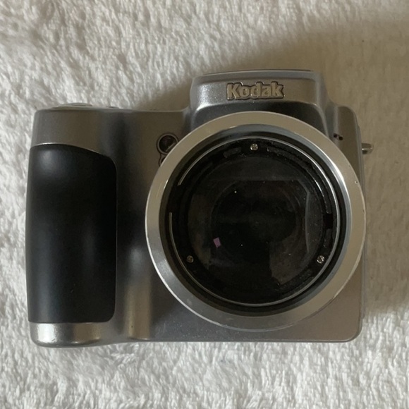 Kodak Metallic Silver and Black Camera Easyshare Z740 - Picture 1 of 5